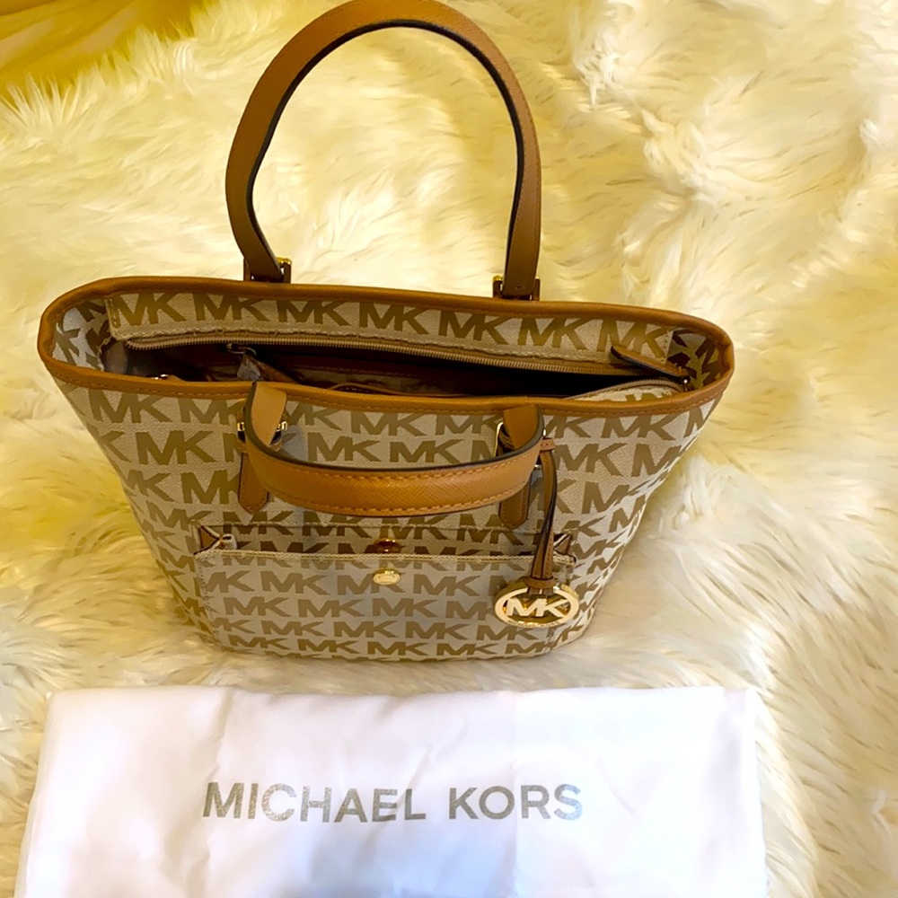 PRE LOVED Michael Kors Jet Set Snap Pocket Tote handbag.Color: Beige/Cam/DKTan.